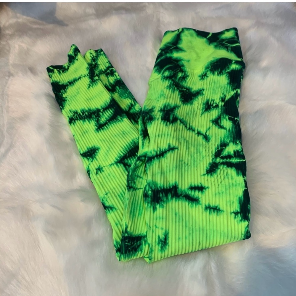 Bombshell green leggings.